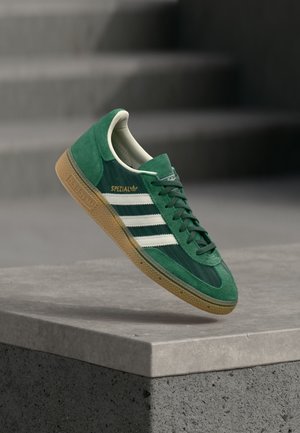 adidas Originals, HANDBALL SPEZIAL UNISEX - Sneakers - collegiate green/off white/blanch green