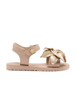Sandal in pelle rosa con accentuazione floreale metallica dorata, design open toe, cinturino regolabile con chiusura a scatto, suola in gomma testurizzata.