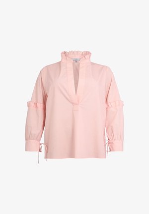 Hellrosa Bluse mit einem hochgerüschten Kragen, einer teilweisen Knopfleiste vorne und langen Ärmeln mit gerafften Details und Bändern an den Manschetten.