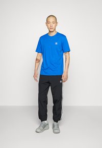 adidas Originals ESSENTIAL TEE - Βασικό μπλουζάκι - blue