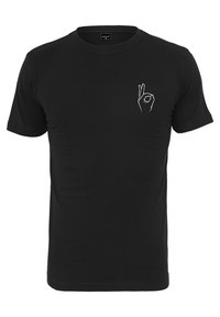 Zwarte katoenen t-shirt met een witte graphic van een hand die een "OK" gebaar maakt op de linkerborst. Korte mouwen en ronde hals.