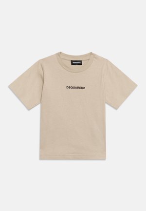 Beige T-shirt med korte ærmer og ordet DSQUARED2 trykt i sort centreret på brystet, vist på en ensfarvet hvid baggrund.