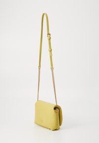 Borsa a tracolla gialla in pelle con tracolla a catena dorata, forma rettangolare, bordi arrotondati e dettagli embossati sulla parte frontale.