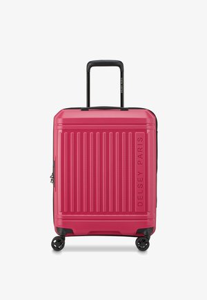 Maleta rígida rosa Delsey Paris con estrías verticales, acentos negros, asa retráctil y cuatro ruedas giratorias.