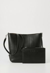 Čierna kožená taška typu tote s hladkou textúrou, vybavená výraznými zvislými švami a odnímateľnou zodpovedajúcou peňaženkou so zipsovým uzáverom.