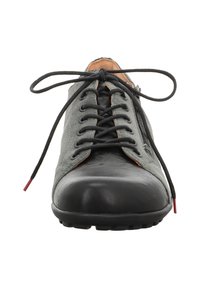 Schwarzer und grauer Schuh mit Obermaterial aus Wildleder, Kunststoffzehenkappe, Schnürsystem und seitlichem Reißverschluss. Verfügt über rote Akzente an der Schnürung. Robuste Konstruktion.