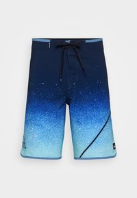 Șorturi de baie cu gradient albastru, de la nuanță închisă la albastru deschis. Prezintă un elastic cu șnur la talie și accente negre pe laterale. Fabricate din material care se usucă rapid.