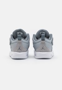 Šedé sportovní boty z prodyšných a semišových materiálů, kulatá špička, polstrovaný límec a bílá gumová podrážka. Na patě se nachází logo.