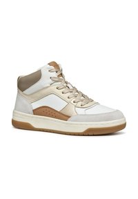Baskets montantes en cuir blanc, avec des accents synthétiques beiges, des détails en suède brun et une semelle en caoutchouc beige clair à finition texturée.