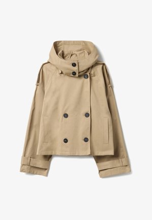 Beige dubbelgeknoopt jack met een brede capuchon, grote zwarte knopen, schouderepauletten en gestructureerde mouwen. Katoenachtige textuur.