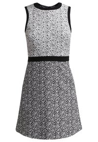 Ärmlös klänning med ett svart och vitt paisleymönster, en smal svart midja och rund hals. Slät tygtextur.