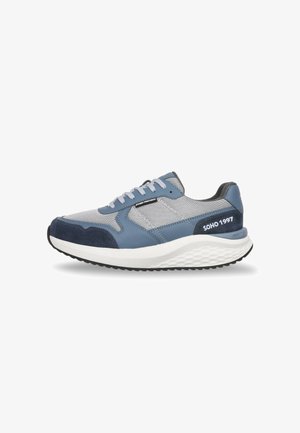 Zapatilla deportiva para hombre en azul y gris con cordones blancos, texto "SOHO 1997" en el talón y suela blanca texturizada.