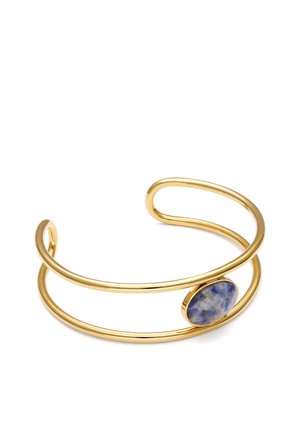 Brazalete abierto de oro con dos bandas paralelas y una piedra azul ovalada situada en un lado.
