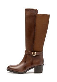 Bota de cuero marrón hasta la rodilla con un panel texturizado en color tostado, punta redondeada y tacón grueso. Presenta un adorno de hebilla en el tobillo.