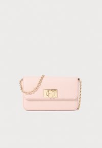 Borsa a mano in pelle rosa chiaro con finitura texturizzata, tracolla in catena dorata e forma rettangolare. Presenta una chiusura dorata sul davanti.