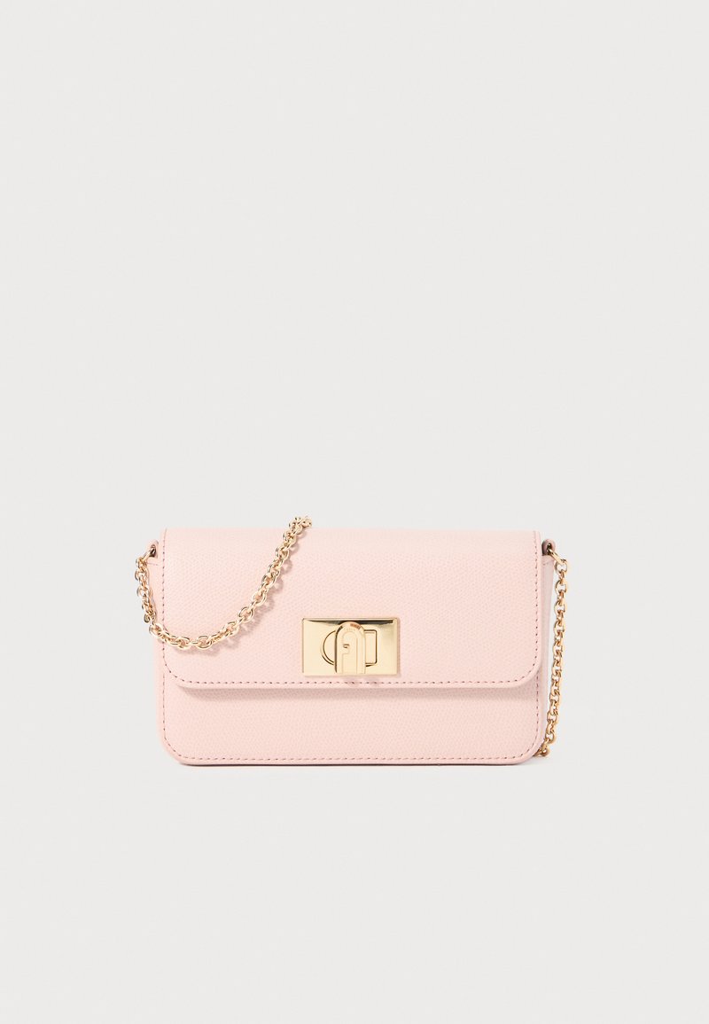 Borsa a mano in pelle rosa chiaro con finitura texturizzata, tracolla in catena dorata e forma rettangolare. Presenta una chiusura dorata sul davanti.