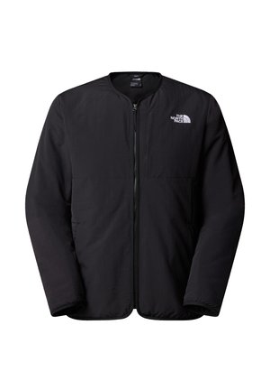 Crna izolirana jakna s okruglim izrezom, prednjim patentnim zatvaračem i logotipom The North Face u bijeloj boji na gornjem lijevom dijelu prsnog koša. Jednostavna tekstura.