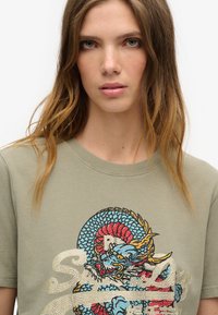 Superdry & Co TOKYO RELAXED - Camiseta estampada - light khaki green