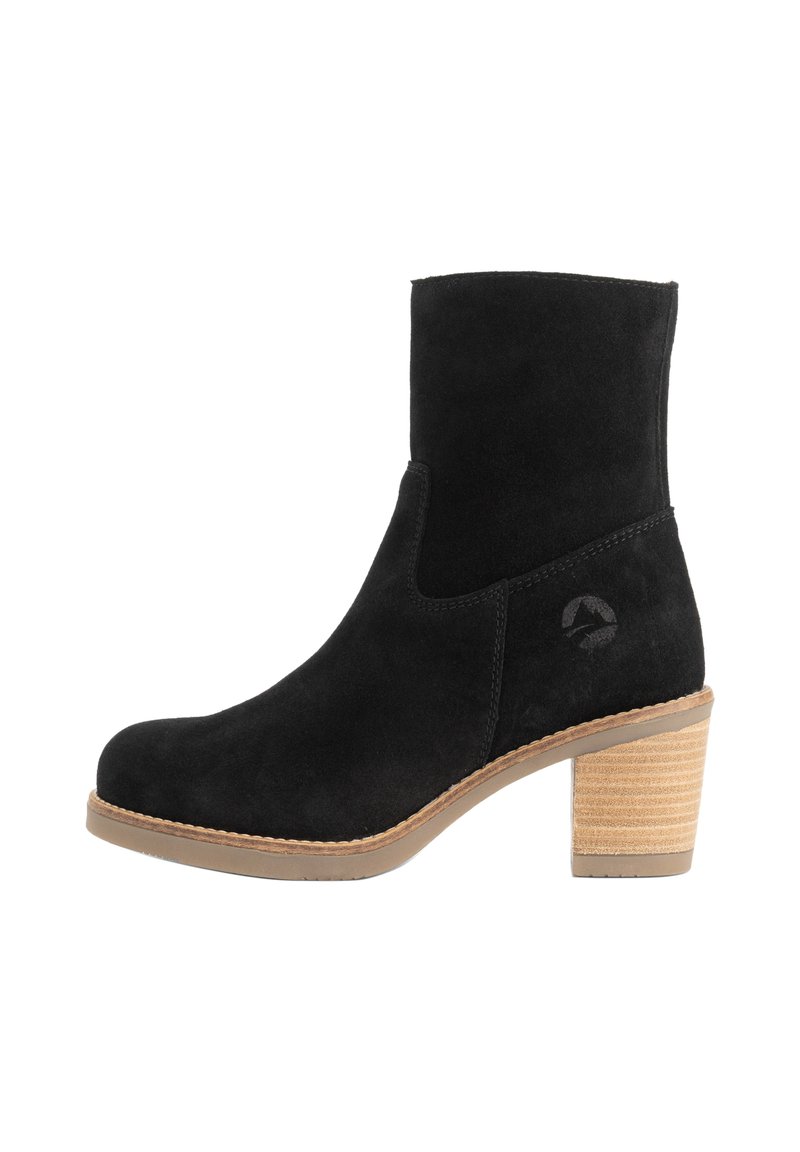 Zwarte suède enkellaars met een gestapelde houten hak en ronde neus, met een subtiel logo aan de buitenzijde.