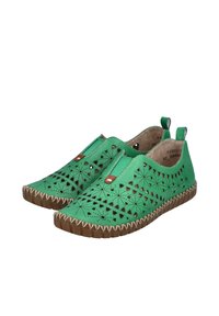 Chaussures slip-on en cuir vert avec des motifs découpés, des inserts élastiques et des coutures beiges. Semelle en caoutchouc avec un motif texturé. Design plat.
