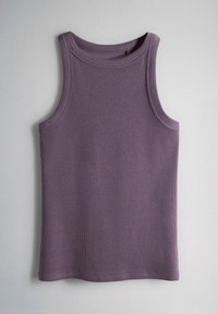 Ženski top bez rukava s rebrastim uzorkom u prigušenoj ljubičastoj boji, s okruglim izrezom, položen ravno na svijetlo sivoj podlozi.