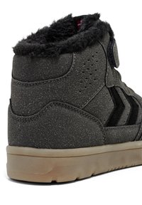 Graue High-Top-Sneaker mit strukturiertem Obermaterial, Kunstfellfutter und Gummisohle. Verfügt über schwarze Akzente und durchbrochene Details an den Seiten.