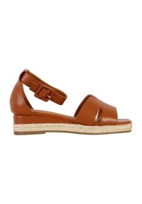 Sandale en cuir marron avec un talon compensé, bout ouvert et sangle à la cheville réglable. Des détails en jute entourent la semelle pour plus de texture.
