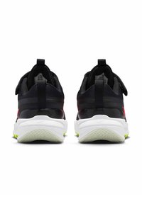 Ζευγάρι μαύρα και κόκκι να αθλητικά παπούτσια, ορατά από πίσω, με λευκές σόλες και θηλιές στο πίσω μέρος, σε λευκό φόντο.