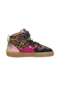 Hoge kindersneaker met luipaardprint, zwarte veters, metallic roze en groene accenten, klittenbandsluiting en een bruine rubberen zool.