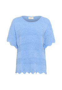 Svetlo modra pletena kratkosleečna majica z vodoravnimi črtami, valovitim robom in luknjastimi detajli na rokavih. Vidna oznaka blagovne znamke.