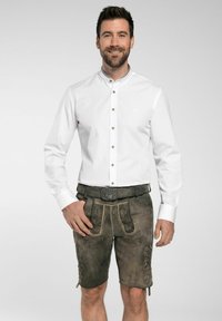 Weißes Hemd mit umgeklapptem Kragen und braunen Knöpfen, kombiniert mit traditionellen grauen Lederhosen mit goldenen Akzenten und Stickerei.