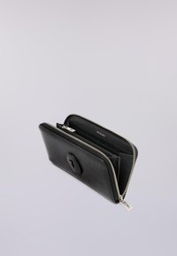 Svart läderplånbok med ett runt logotypdetalj, dragkedjestängning och flera fack inuti för kort och kontanter. Silverfärgade detaljer.