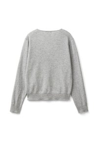 Šedý svetr s kulatým výstřihem a dlouhými rukávy, vyrobený z měkké tkaniny. Má žebrovaný lem a manžety, což podtrhuje jednoduchý a neformální design.