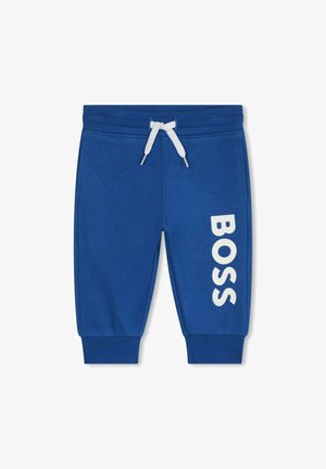 Pantaloni corti in cotone blu con vita elasticizzata, coulisse bianca e grande logo bianco "BOSS" sulla gamba sinistra. Texture liscia, design casual.