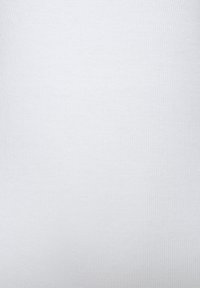 Weißes Baumwollgewebe mit einer gerippten Textur, glatter Oberfläche und ohne sichtbare Muster oder Akzente, das Einfachheit und Neutralität betont.