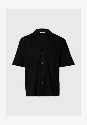 Chemise noire côtelée à manches courtes, boutonnée, avec un col camp et cinq boutons foncés sur le devant.