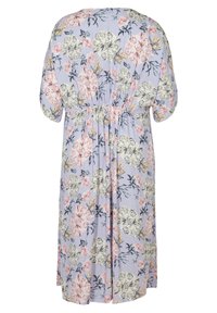 Blommönstrad klänning i ljusblått tyg, med korta ärmar, samlad midja och stora blommor i rosa, gult och mörkgrön accent.