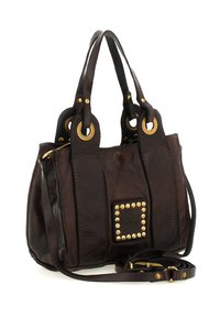 Borsa a mano in pelle marrone scuro con manici doppi, borchie color oro sul pannello anteriore e tracolla regolabile arrotolata accanto.