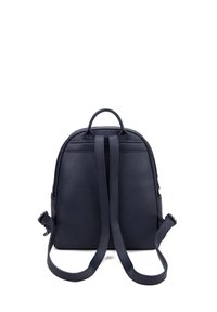 Sac à dos en cuir navy avec une finition texturée, forme arrondie, deux bretelles ajustables et une poignée supérieure pour le porter.
