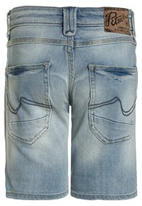 Shorts de mezclilla azul claro con corte recto, que cuentan con dos bolsillos traseros y costuras de contraste. Parche de cuero con la marca en la cintura.