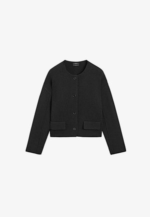 Schwarzer Strickcardigan mit rundem Ausschnitt, vier vorderen Knöpfen, langen Ärmeln und zwei vorderen Klappentaschen.