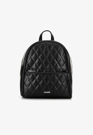 Černý prošívaný kožený batoh s kulatým tvarem, přední kapsou na zip a horním uchem. Obsahuje kovový logo akcent na přední straně.