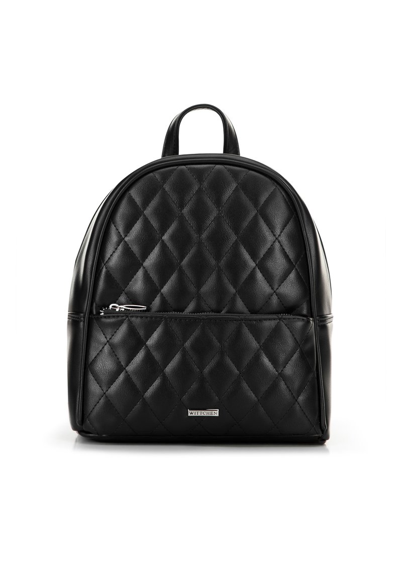 Sac à dos en cuir matelassé noir avec une forme arrondie, une poche zippée à l'avant et une poignée supérieure. Présente un accent logo en métal sur le devant.