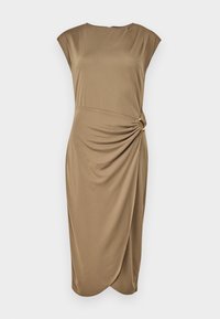 Šaty do délky kolen v taupe barvě, vyrobené z hladkého materiálu s kulatým výstřihem, krátkými rukávy a bočním detailem se twistem zajištěným zlatým kroužkem.