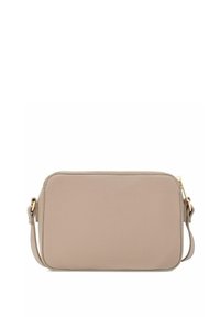 Prostokątna beżowa skórzana torba typu crossbody z teksturowaną powierzchnią, złotym zamkiem błyskawicznym i regulowanym paskiem na białym tle.