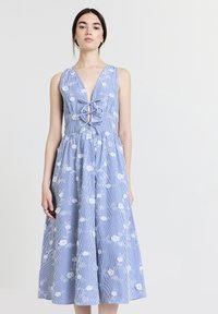 Blau-weiß gestreiftes ärmelloses Kleid mit Blumenmustern, tiefem V-Ausschnitt, Schnürung vorne und einem fließenden Midikleid.