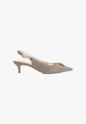 Slingback heel in metallic gold fabric, pointed toe, low heel, side opening, embellished with a decorative brooch detail on the toe.