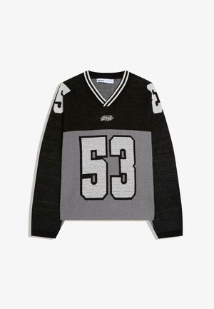 Schwarzer und grauer Langarm-Pullover mit V-Ausschnitt, weiß gestreiftem Kragen und großer weißer Nummer 53 auf der Vorderseite und den Ärmeln.