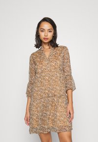 Vero Moda Petite VMKAY 3/4 SHORT DRESS - Vestido de dia - tan