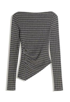 Čierno-biely pruhovaný top s dlhým rukávom, asymetrickým lemom a riaseným detailom na boku, vyrobený z mäkkej, elastickej tkaniny.